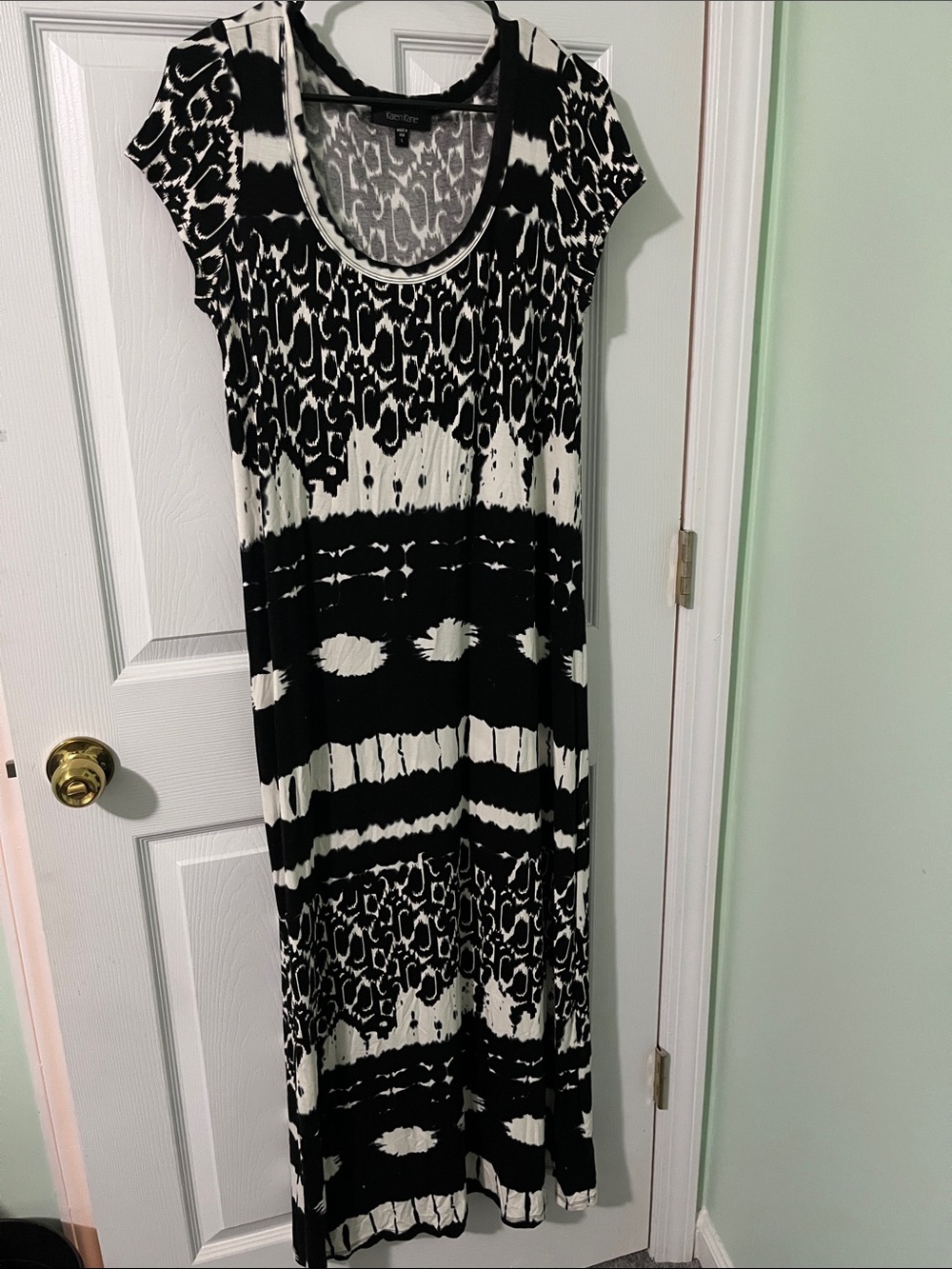 Karen Kane Black & White Patterned Scoop-Neck Maxi Dress